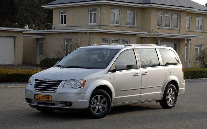 Met zijn lengte van 5,14 meter is de nieuwe Chrysler Grand Voyager een gigant, maar dat geldt ook voor de binnenruimte. Foto’s Tony Vos