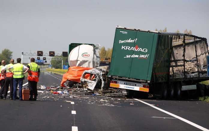 Vier inzittenden van een personenauto zijn maandag om het leven gekomen door een ongeval op de snelweg A73. Foto ANP