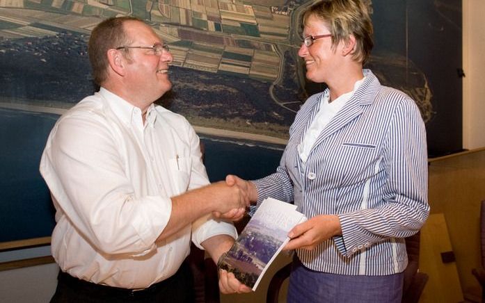 GOEDEREEDE – Jef le Granse (links) werd vrijdag door burgemeester Van de Velde de Wilde van de gemeente Goedereede ontvangen om uitleg te geven over zijn familiestamboom. Foto Wim van Vossen jr.