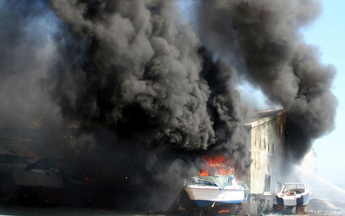 EELDE – Dikke rookwolken rezen vrijdag op bij een scheepswerf in De Punt. Bij de brand kwamen drie brandweermannen om het leven. Foto Frank van de Beek