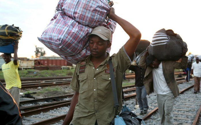 „Op de langere termijn kan de regering van Zuid Afrika het probleem van de immigratie alleen maar beheersbaar maken door de grenzen streng te bewaken en iedereen te controleren die het land wil binnenkomen.” Foto: Mozambikanen ontvluchten Johannesburg en 