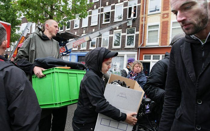 AMSTERDAM – Amsterdamse krakers krijgen hun spullen terug. Ze zijn zaterdag verwijderd uit een kraakpand aan de Eerste Oosterparkstraat in Amsterdam en konden hun spullen maandag bij de woningbouwvereniging ophalen. Een groep krakers gooide zondagavond de