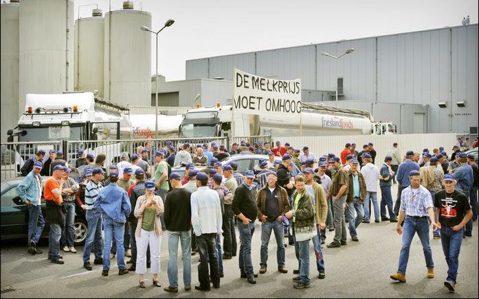 NIJKERK - Melkveehouders voeren dinsdag actie tegen de lage melkprijs. Zij houden hun melk thuis. Niet alleen veehouders in Nederland maar ook in Duitsland doen aan de actie mee. Foto ANP