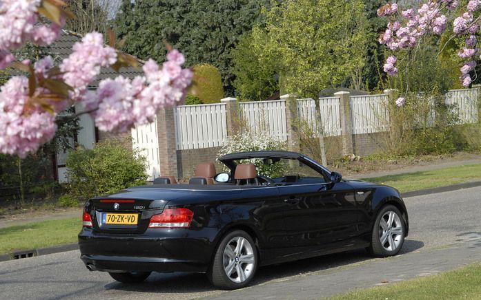 Waar de 1‑serie coupé van BMW erg gedrongen oogt, is het uiterlijk van de cabrioversie veel meer in balans. Foto’s Tony Vos