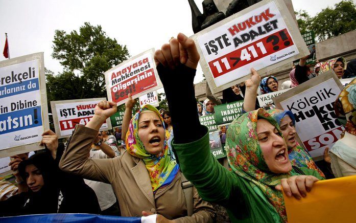 ISTANBUL – Honderden Turkse vrouwen met hoofddoekjes protesteerden vrijdag in Istanbul tegen het arrest van het hooggerechtshof. Dat bepaalde eerder deze week dat het omstreden verbod op hoofddoekjes moet worden gehandhaafd. De kwestie heeft tot een polit