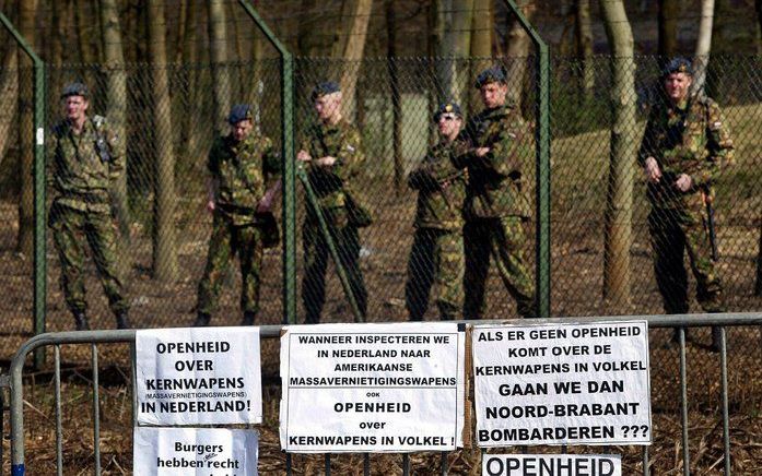 Er wordt regelmatig gedemonsteerd bij Vliegbasis Volkel, zoals hier in 2003. Foto ANP