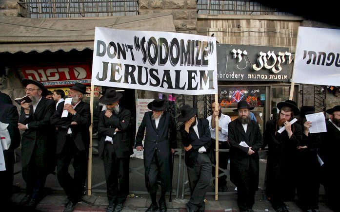 JERUZALEM - Orthodoxe joden demonstreren tegen de jaarlijkse Gaypride. Eerdere optochten in Jeruzalem leidden tot heftige protesten van ultraorthodoxe joden, maar dit jaar waren er maar kleine demonstraties. Een demonstrant werd gearresteerd. Foto EPA