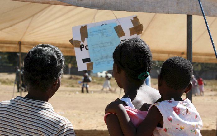 HARARE - Lokale bevolking bekijkt de voorlopige verkiezingsuitslag. Foto EPA