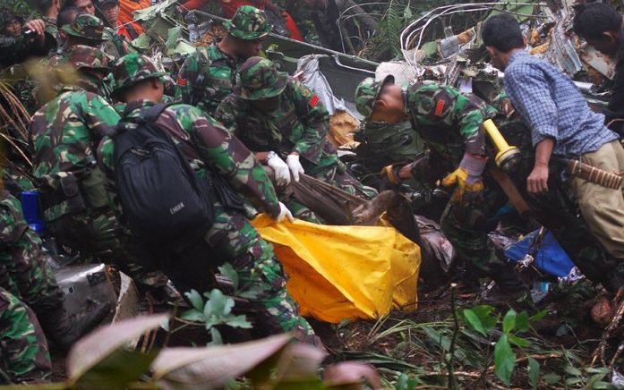 JAKARTA – Reddingswerkers hebben zaterdag de lichamen geborgen van achttien inzittenden van een vliegtuig van de Indonesische luchtmacht dat donderdag neerstortte na tegen een berg te zijn gevlogen. Foto ANP