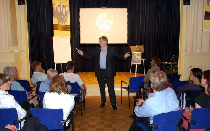 AMSTERDAM – Het christelijke initiatief VIP05 in Amsterdam, dat sinds 2005 (debat)avonden belegde in gebouw Odeon, ziet zich genoodzaakt hiermee te stoppen. Foto: een debatavond met de Rotterdamse econoom Arjo Klamer, in 2006. Foto Ronald Bakker