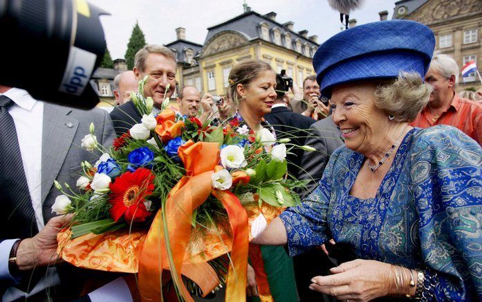 BAD AROLSEN - Koningin Beatrix op bezoek in Bad Arolsen. Zij bezoekt daar een tentoonstelling ter gelegenheid van het 150ste geboortejaar van haar overgrootmoeder koningin Emma. Foto EPA