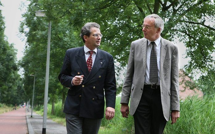 Dr. R. Bisschop (l.) en G. H. Leurdijk, bestuursleden van de Stichting Studie der Nadere Reformatie (SSNR). „De Nadere Reformatie staat in nauw verband met de Reformatie: de kernwaarden worden gehandhaafd, maar in de zeventiende en de achttiende eeuw kome