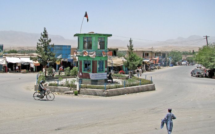 Het centrum van Tarin Kowt. Inwoners van de hoofdstad van de Afghaanse provincie Uruzgan zeggen blij te zijn met het terughoudende optreden van de Nederlandse militairen. Amerikanen worden door hen diep gehaat. - Foto's Joeri Boom