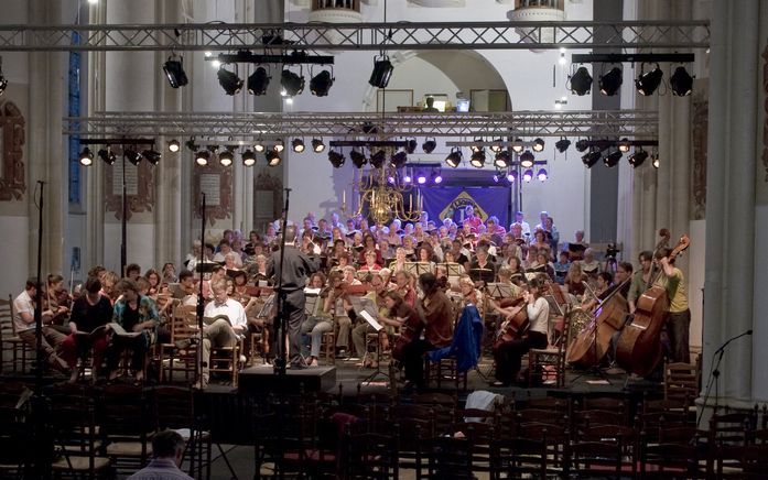 Generale repetitie in de Martinikerk van Doesburg. Michel Berendsen rondde op zaterdag 7 juni zijn studie koordirectie aan de Hogeschool IDE in deze kerk af met een uitvoering van de ”Elias” van Mendelssohn. Foto Jan Harryvan