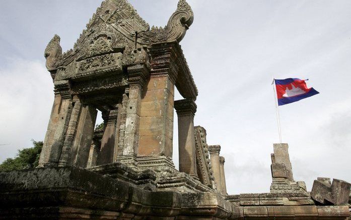 PREAH VIHEAR - De Cambodjaanse vlag wappert boven de Preah Viheartempel, 13 juli 2008. Een veertigtal Thaise soldaten is dinsdag de grens met Cambodja overgestoken in verband met een geschil over een antieke tempel. Foto EPA