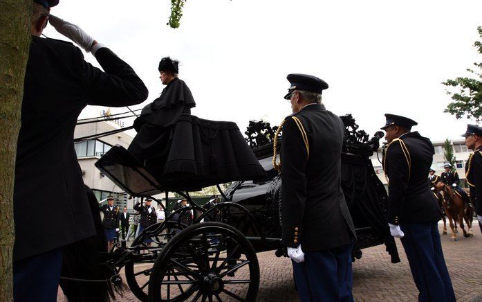 AMSTELVEEN - Politieagenten vormen donderdag een haag bij politiebureau Amstelveen-Noord bij de aankomst van de stoet met het stoffelijk overschot van hoofdagente Gabrielle Cevat. De agente, die vorige week werd neergeschoten in Amstelveen, wordt vandaag 