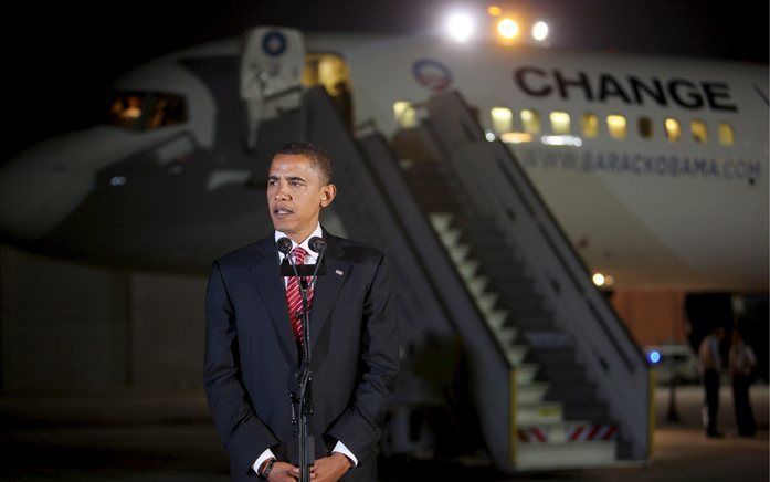 TEL AVIV - Bij zijn aankomst op de luchthaven van Tel Aviv dinsdagavond zegde Obama zijn steun toe aan de Israëlische regering in de strijd tegen terrorisme. Foto EPA