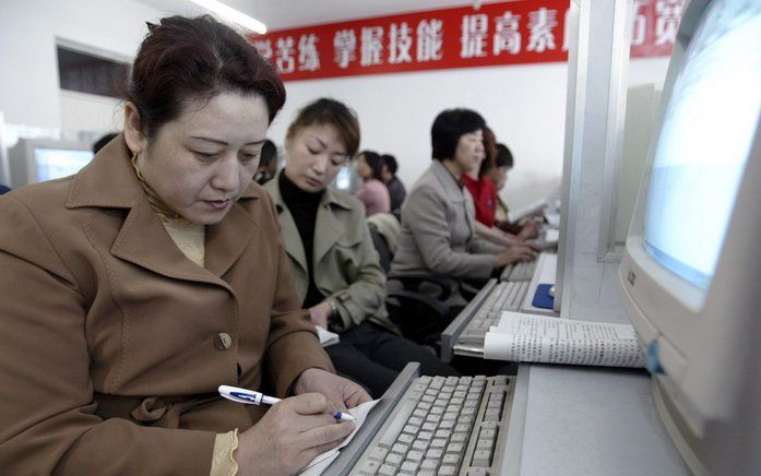 Het aantal Chinezen met een internetverbinding is de laatste jaren snel gegroeid. Foto EPA