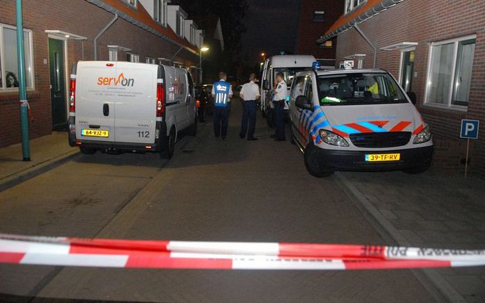 De politie heeft zaterdagavond twee doden aangetroffen in een woning in Alblasserdam. Foto ANP