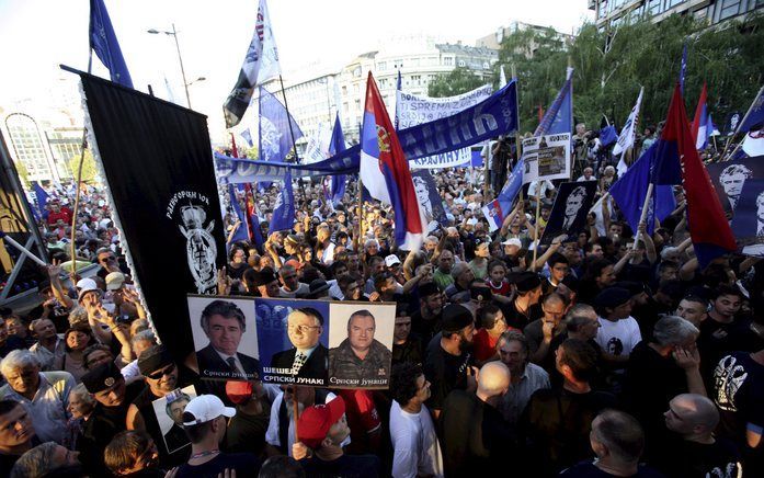 De arrestatie van Karadzic is mede te danken aan de groeiende invloed van prowesterse krachten in Servië. De afkalvende aanhang van nationalistische partijen werd onder andere zichtbaar door de voor Servische begrippen flauwe protesten tegen de uitleverin