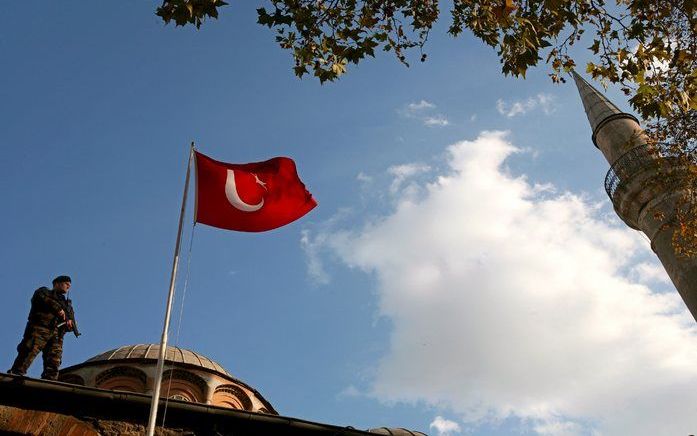 Een Turkse soldaat beveiligt een moskee tijdens het bezoek van prins Charles aan Istanbul, eind 2007. Foto EPA