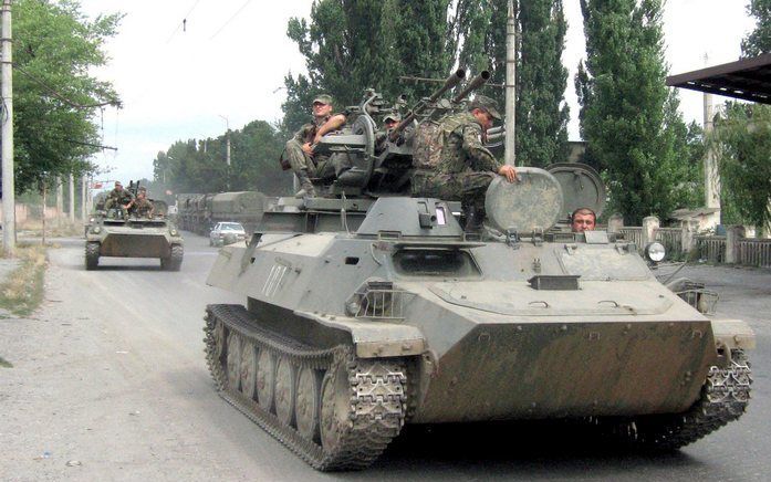 GORI - Georgische tanks rijden door de straten van Gori, een stad in Zuid-Ossetië. Foto EPA