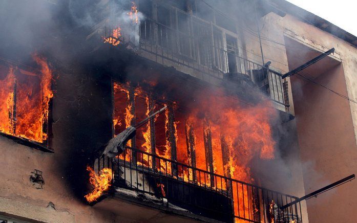 Brandende huizen na een Russisch bombardement op Gori. Foto EPA