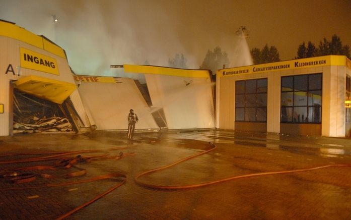 ROTTERDAM - In Rotterdam is in de nacht van donderdag op vrijdag een grote uitslaande brand ontstaan in een bedrijvencomplex aan de Bristolstraat nabij Rotterdam Airport. Foto ANP