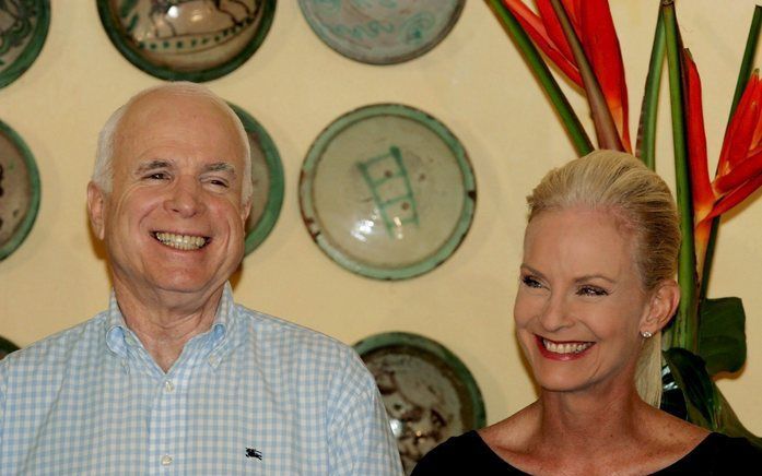 De Republikeinse presidentskandidaat John McCain heeft zijn recente populariteitsstijging grotendeels te danken aan blanke vrouwen, die van mening zijn veranderd na de Republikeinse conventie. Foto EPA