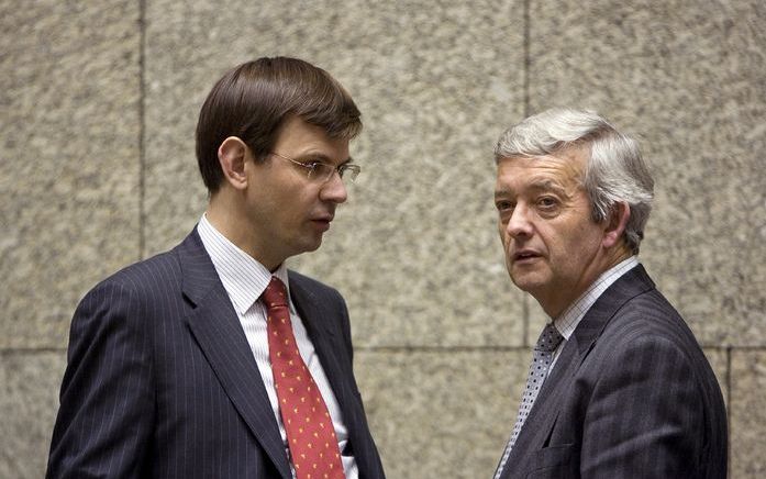 Een onderonsje tussen de CU ministers Rouvoet en Van Middelkoop tijdens het debat over de regeringsverklaring, maart 2007. Foto ANP