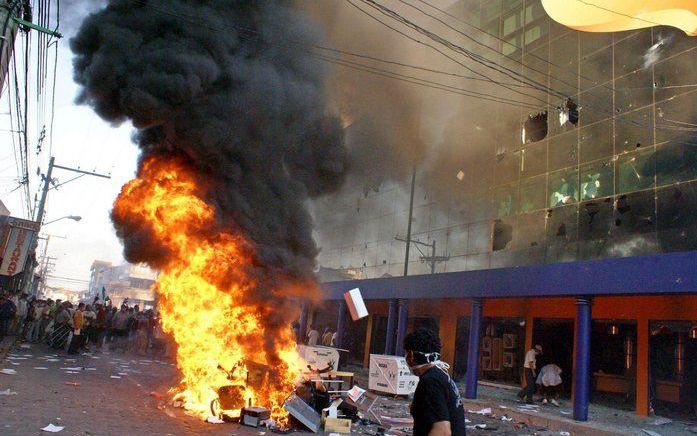 SANTA CRUZ – Een groep Boliviaanse studenten stak gisteren de inboedel van staatsbedrijf Entel in brand. Het Zuid Amerikaanse land wordt geteisterd door protesten tegen de regering. Foto EPA