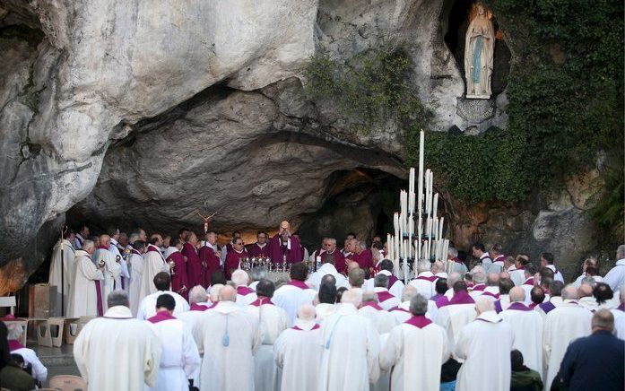 PARIJS - Paus Benedictus XVI is vrijdagmorgen in Parijs aangekomen voor een bezoek van vier dagen aan Frankrijk. De belangrijkste reden voor de reis is dat het Zuid-Franse bedevaartsoord Lourdes dit jaar herdenkt dat de Mariaverschijningen daar 150 jaar g