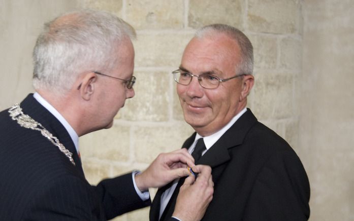 MIDDELBURG – Uit handen van de Middelburgse locoburgemeester H. van Klinken ontving prof. dr. W. J. Op ’t Hof zaterdagmiddag een koninklijke onderscheiding. De voorzitter van de Stichting Studie der Nadere Reformatie werd benoemd tot Ridder in de Orde van