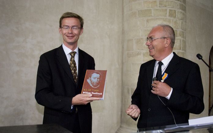 MIDDELBURG – Prof. dr. W. J. op ’t Hof overhandigde zaterdagmiddag het eerste exemplaar van zijn biografie over Willem Teellinck aan drs. H. van Waveren, gedeputeerde van Zeeland. „Ik voel me even een heel klein Teellinckje”, zo zei hij. „Maar toch een Te