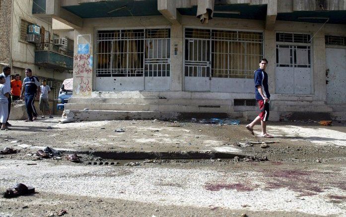 BAGDAD - Een straat in Bagdad nabij een van de getroffen moskeeën. Zeker twintig mensen zijn donderdag gedood door twee bomaanslagen op sjiitische moskeeën. Foto EPA