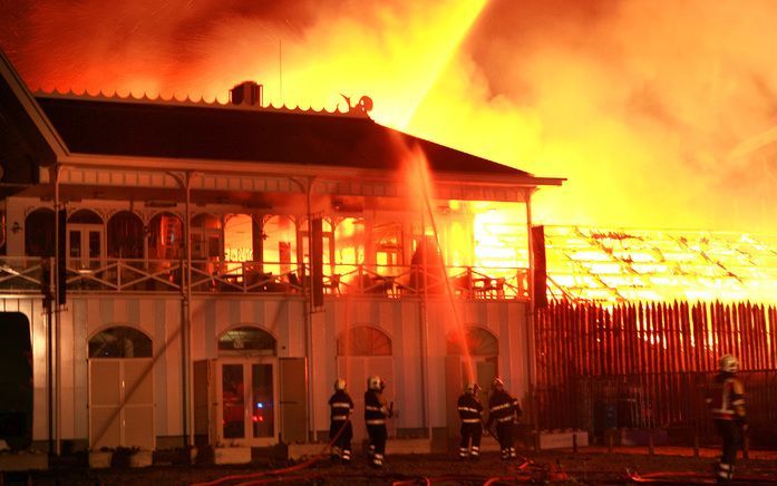 LELYSTAD – Op de Bataviawerf in Lelystad heeft in de nacht van maandag op dinsdag een grote brand gewoed. De zeilmakerij, diverse kantoren en de werkplaats van de werf zijn door de vuurzee verwoest. De schade loopt naar verwachting „in de tonnen”, aldus d