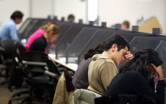 Maakt geloof wetenschap overbodig, maakt wetenschap geloof overbodig, of kunnen die twee toch samengaan? Studenten zijn gedwongen over dergelijke vragen na te denken. Foto ANP