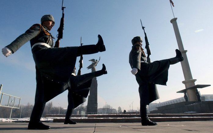 BISJKEK -Een Kirgizische erewacht marcheert op het centrale plein in de hoofdstad Bisjkek, bij de laatste partementsverkiezingen in december 2007. Zaterdag nam het parlement een wetsvoorstel aan dat religieuze groeperingen verder in hun vrijheid beperkt. 