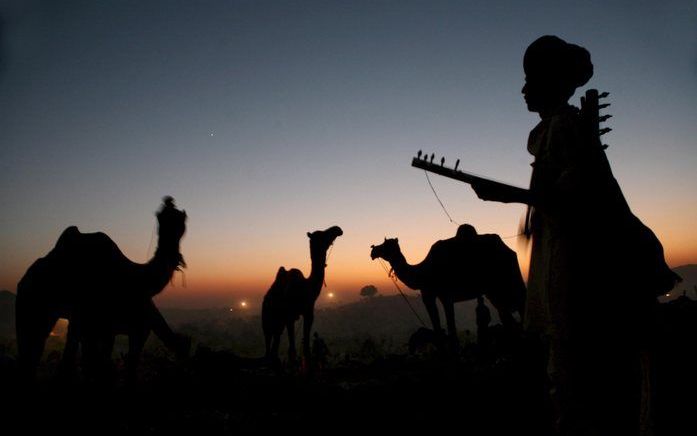 PUSKAR - Een volkszanger in de Indiase staat Rajasthani treedt op tijdens de schemering op de grootste veebeurs ter wereld. Foto EPA