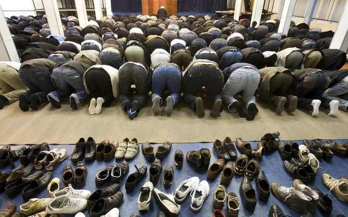 Moskeeën moeten toegankelijker worden voor moslimjongeren, aldus het Verwey-Jonker Instituut in een donderdag gepresenteerd rapport. Foto ANP