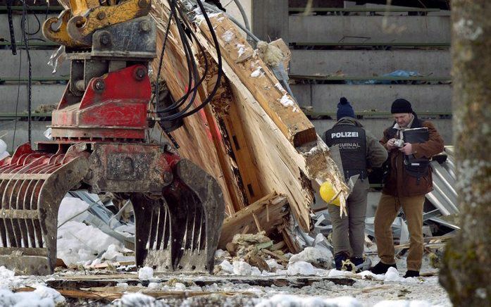 De ontwerper van het dak van de ijsbaan in Bad Reichenhall (Duitsland), dat in 2006 instortte met vijftien doden als gevolg, is dinsdag veroordeeld tot een voorwaardelijke celstraf van anderhalf jaar. Foto EPA