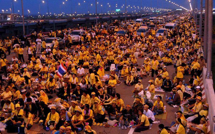 Honderden Thaise betogers hebben dinsdag een terminal op het internationale vliegveld Suvarnabhumi bij Bangkok bestormd. Foto EPA