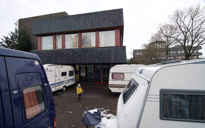 DOETINCHEM – Een handvol bewoners van caravans trotseerde dinsdag bij het gemeentehuis in Doetinchem de kou. Gegadigden voor een bouwkavel willen daarmee voorkomen dat ze achter het net vissen. Doetinchem hanteert bij de uitgifte van de kavels in de nieuw