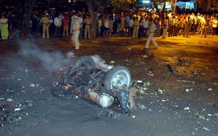 BOMBAY – Onbekenden hebben woensdag in de West-Indiase stad Bombay met automatische wapens het vuur geopend op zeven plekken, waaronder luxe hotels, het hoofdbureau van politie in het zuidelijke stadsdeel en een druk treinstation. Foto EPA