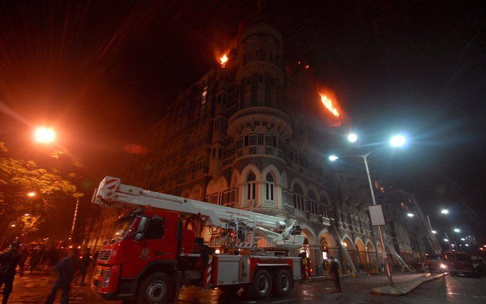 BOMBAY – Brandweerlieden bestreden donderdagmorgen een brand in het hotel Taj Mahal Palace in Bombay. Bij aanslagen woensdag in de Indiase stad kwamen zeker 101 mensen om het leven. Foto EPA