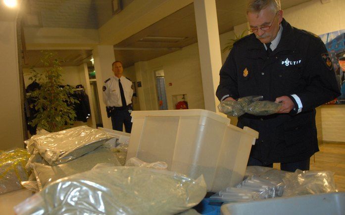 SPIJKENISSE - Politiemannen tonen dinsdag in Spijkenisse in beslag genomen softdrugs aan de pers. Een coffeeshop aan de Torenstraat werd gesloten nadat politie 50 tot 80 kilo softdrugs aantrof. De normaal toegestane hoeveelheid softdrugs is 500 gram. Zie 