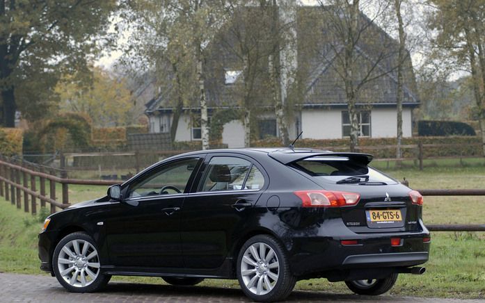 De Mitsubishi Lancer Sportback ziet er van alle kanten snel en sportief uit. Foto Tony Vos