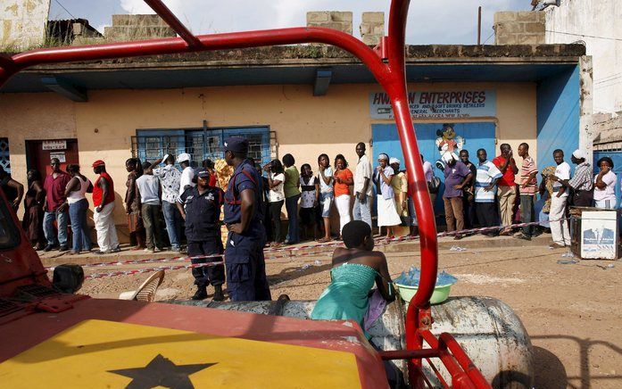 ACCRA - De presidentsverkiezingen in Ghana zijn zondag over het algemeen vreedzaam verlopen, berichtte de BBC. In sommige gebieden moesten kiezers echter lang in de rij staan en bij enkele stemlokalen waren er gewelddadigheden, aldus waarnemers. Foto: EPA