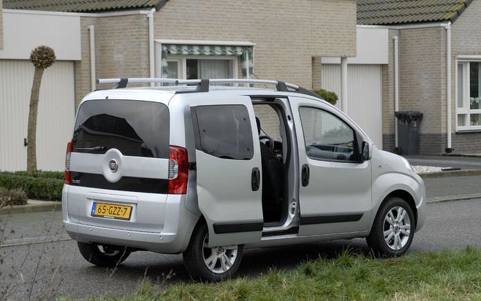 De Fiat Qubo is een opvallende verschijning door zijn hoge carrosserie, schuine ruitlijn en twee schuifdeuren. Foto’s Tony Vos