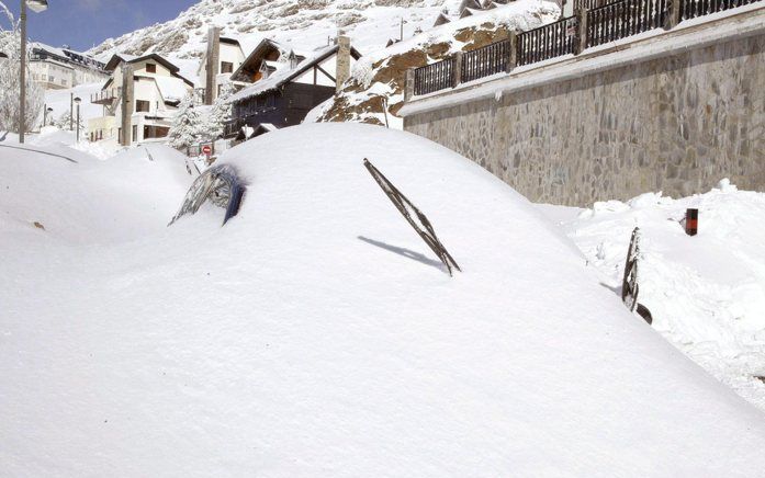 Ingesneeuwde auto in Granada, zuid-Spanje. Foto EPA